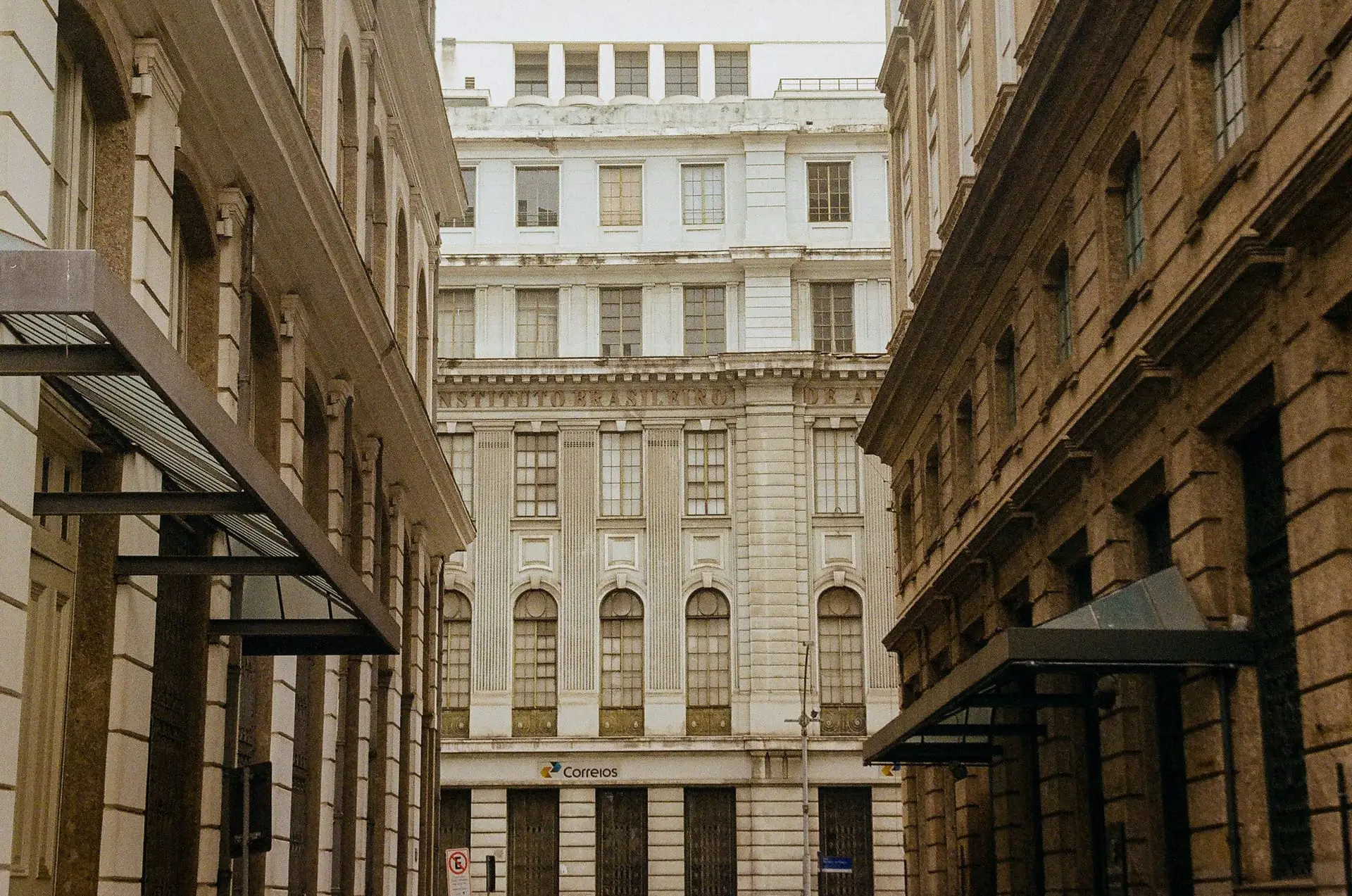 Prédios históricos em rua do Centro do Rio de Janeiro